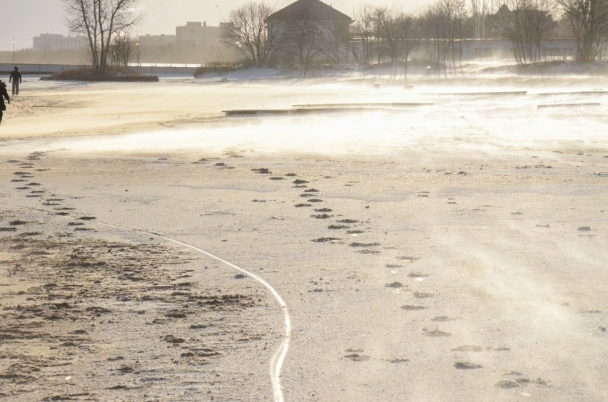 Spacer po sopockiej plaży. Zima na Pomorzu. Wybraliśmy się na spacer nad morze [ZDJĘCIA] 