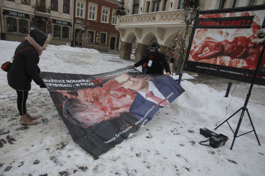 Zaledwie kilku przeciwników aborcji przyszło protestować na rzeszowski Rynek [ZDJĘCIA]