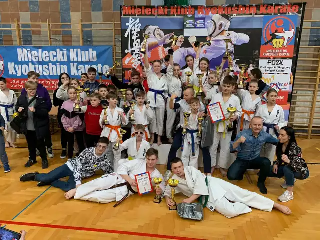 Ekipa  Kieleckiego Klubu Sportowego Karate podczas zawodów w Mielcu.