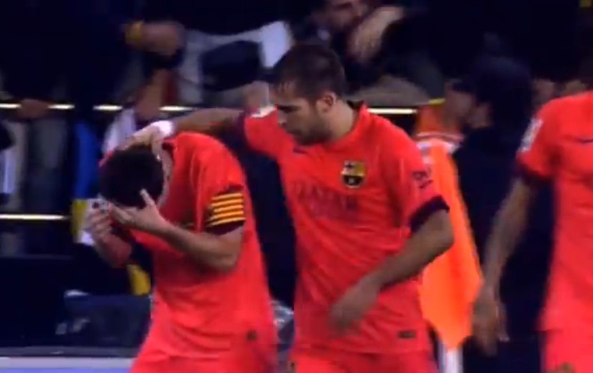 Lionel Messi uderzony butelką z wodą w trakcie meczu...