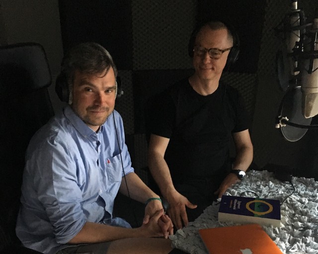 Pisarz Zygmunt Miłoszewski i redaktor Marcin Mastalerz podczas nagrań słuchowiska "Kwestia ceny" w Studio Osorno