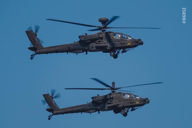 W środę, 23 sierpnia najwcześniej przylecą do Radomia śmigłowce Ah-64 Apache.Na kolejnych slajdach zobacz maszyny, które zameldują się na Sadkowie już w środę.