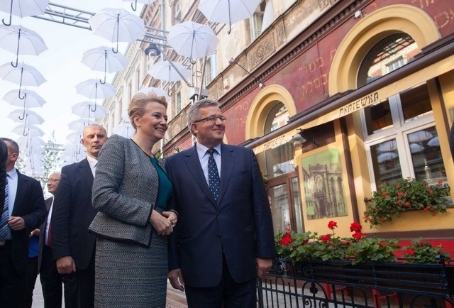 Prezydent Bronisław Komorowski przespacerował się odnowiona ul. 6 Sierpnia i zjadł obiad w pobliskiej restauracji.