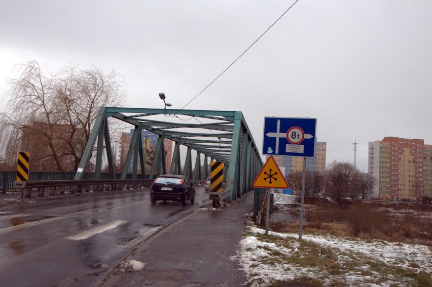 Most na Odrze w Oławie już otwarty dla aut i ciężarówek (ZDJĘCIA)