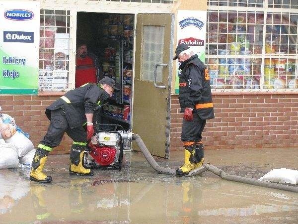 Strażacy w trakcie interwencji w Ropczycach.