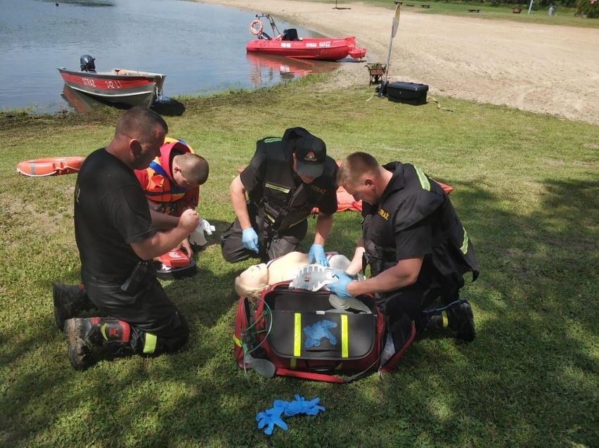 Strażacy z powiatu bialskiego ćwiczyli akcję ratunkową na akwenie wodnym. Zobacz zdjęcia