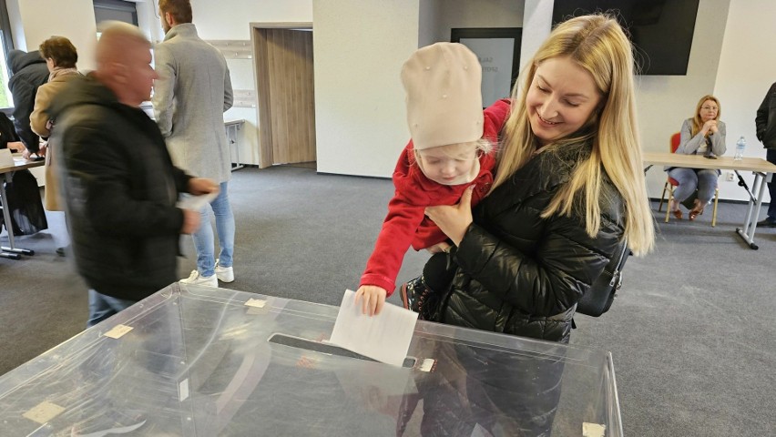 W Piekoszowie głosowały całe rodziny.