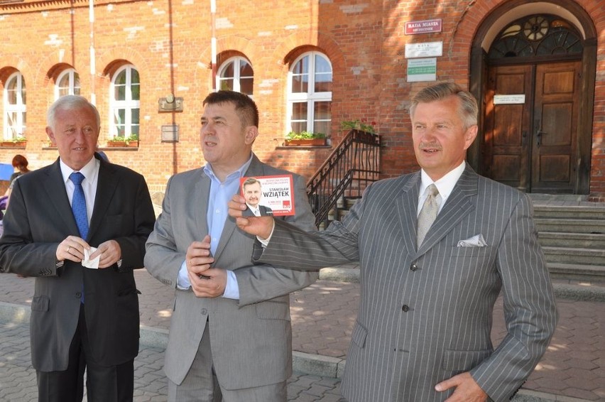 Poseł Stanisław Wziątek (w środku) rozdaje wyborcze gadżety...