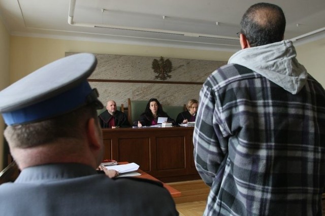Oskarżony Algierczyk zaprzecza wszystkim stawianym mu przez prokuraturę zarzutom.
