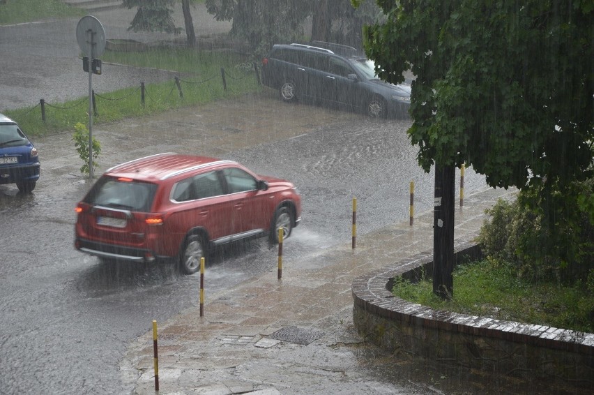 Burza w Łodzi. Ostrzeżenie przed ulewnym deszczem, gradem i silnym wiatrem [RADAR BURZOWY]