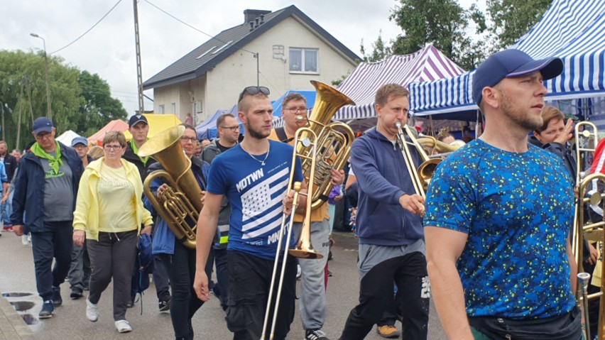 Setki pielgrzymów w Sanktuarium Matki Boskiej Swarzewskiej Królowej Polskiego Morza na Wielkim Odpuscie w Swarzewie 2020. Zdjęcia, wideo