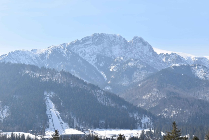 Zakopane. Mamy piękną wiosenną pogodę tej zimy. Zaśnieżone Tatry widać jak na dłoni 