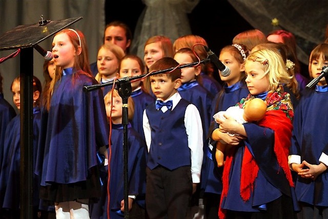 Śpiewa schola "Bazyliszki"