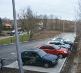 Nowy parking przy stacji PKP Słomniki - miasto. Jest miejsce dla samochodów i rowerów