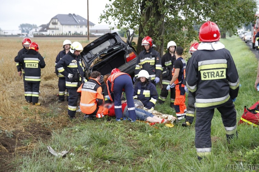 Wypadek w Żelaznej. BMW na drzewie. Kierowca miał blisko 2...