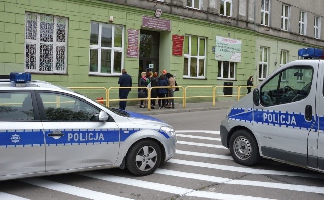 Dziś Język polski poziom podstawowy i poziom rozszerzony. O godzinie 9. rozpoczął się pierwszy egzamin maturalny. W Łodzi przystępuje do niego 5 tysięcy absolwentów liceów i techników. MATURA 2019 - poranek zakłóciły informacje o bombach, jakie miały zostać podłożone w szkołach. Czytaj na kolejnym slajdzie