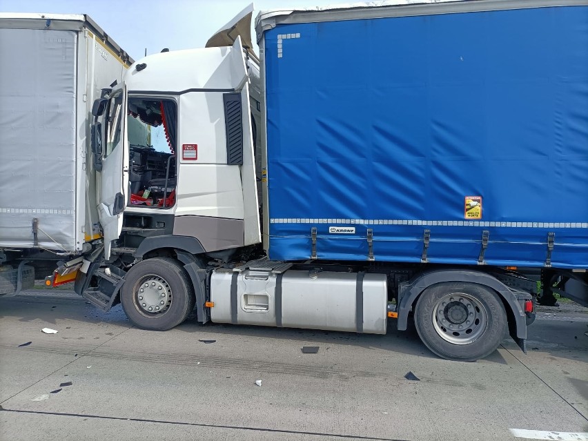 Wypadek trzech ciężarówek na A4 pod Wrocławiem. Duże utrudnienia [ZDJĘCIA]