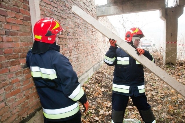 Zgodnie z rozporządzeniem ministra spraw wewnętrznych i administracji z dnia 13 września 2021 r. w sprawie uposażenia strażaków Państwowej Straży Pożarnej, strażacy otrzymują dodatek m.in. za szkodliwe warunki swojej pracy.Na jakiej zasadzie i ile wynoszą?