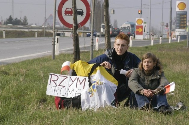 Opolscy studenci Beata i Michał w środę rano dojechali "stopem&#8221; do przedmieść Wiednia. Miejmy nadzieję, że ktoś ich zabrał dalej.