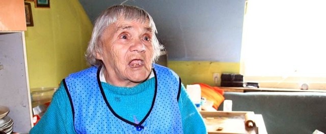 - Jak wybuchnie pożar, nie ucieknę.  Przecież nie wyskoczę oknem, bo nie dam rady - denerwuje się 85-letnia Agnieszka Paszkiewicz, lokatorka drewnianego baraku przy ul. Rybackiej.