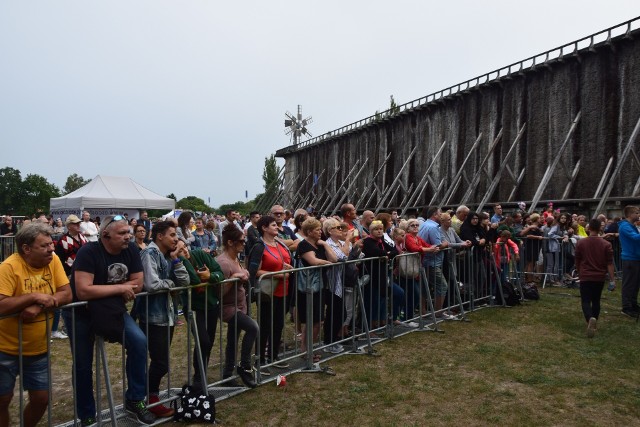 Setki osób wzięły udział w pikniku na zakończenie wakacji, który odbył się na stadionie miejskim. W programie znalazły się występy największych gwiazd polskiej muzyki rozrywkowej. Publiczność swoimi utworami podrywali ciechociński Elvis Presley, Krzysztof K.A.S.A Kasowski, zespół Kombi i Kamil Bednarek. Na najmłodszych czekało wesołe miasteczko z karuzelami, trampolinami, domem strachu i dmuchanym zamkiem. Nie brakowało również różnego rodzaju stoisk i ogródków gastronomicznych.Głównym organizatorem pikniku na zakończenie wakacji był Urząd Miasta Ciechocinek. FLESZ: Autostrady, bramki, systemy płatności - jak ominąć korki?