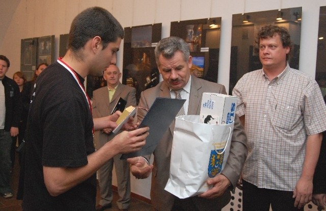 Wśród fundatorów nagród był starosta przeworski Zbigniew Kiszka który je wraz z burmisztrzem Januszem Magoniem (w głębi) wręczał laureatom