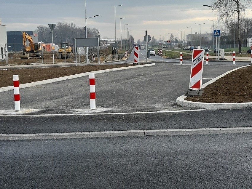 Nowe rondo na drodze krajowej 44 w Oświęcimiu i dojazdy już gotowe. Wyróżnia się dodatkowym pasem ruchu przez środek [ZDJĘCIA]