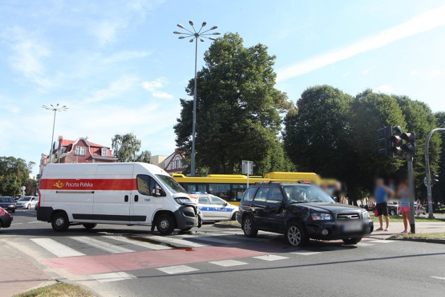 Dzisiaj (20 sierpnia) po godz. 15 na rondzie przy ul. Sienkiewicza doszło do groźnie wyglądającego zderzenia subaru forester  i furgonetki pocztowej. W rezultacie mężczyzna i dziecko z osobówki trafili na obserwację do szpitala.