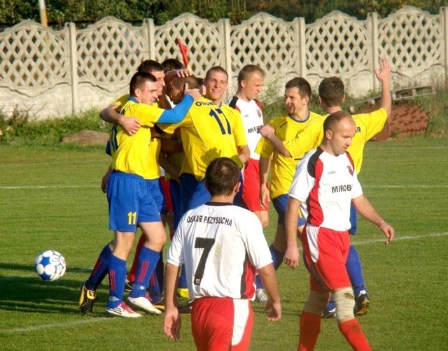 Piłkarze Oronki Orońsko (żółte stroje) cieszą się po zdoby-ciu zwycięskiego gola z liderem, Oskarem Przysucha. 