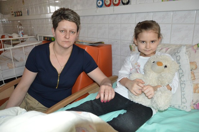 7-letnia Justynka (z prawej) wyszła już ze szpitala. Jej mama Małgorzata Plata nie godzi się z tym, jak została zlekceważona