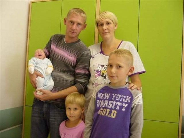 Jedną z dziewczynek o najpopularniejszym w ubiegłym roku imieniu była Julia Gołaś. Dziewczynka urodziła się 3 września. Ważyła 3530 g i mierzyła 56 cm. Rodzice Ewa i Andrzej z Dębów mają dzieci- Karolinę-(4 lata) i Kacpra- (8 lat)