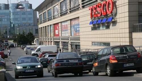 Trudno o miejsce parkingowe w opolskich marketach i centrach handlowych. (fot. Krzysztof Świderski)