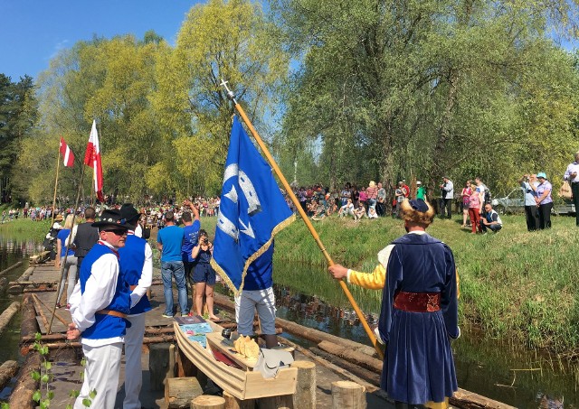 Ulanowcy flisacy na uroczystości z brackim sztandarem na rzece Gauja na Łotwie na zbitej przez siebie tratwie
