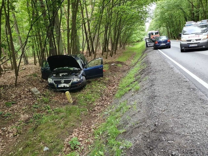 W Osowcu volkswagen wjechał do rowu.