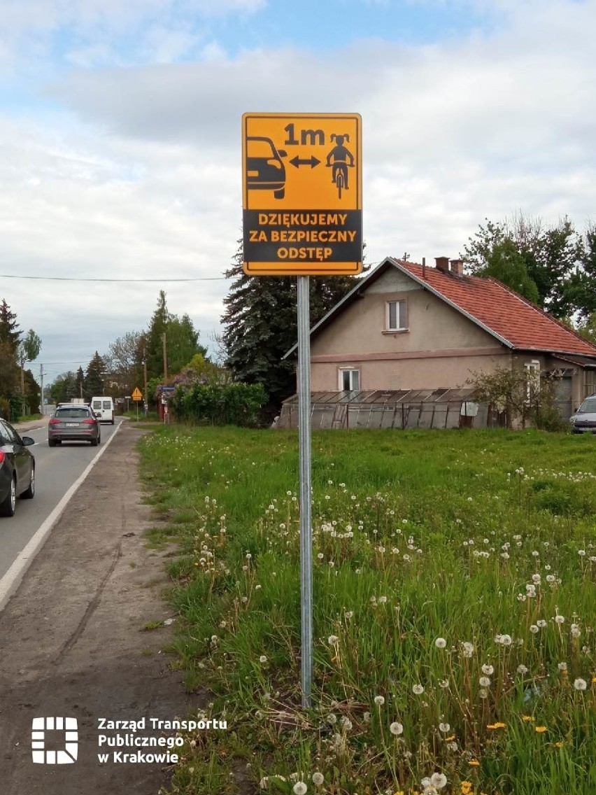 Kraków. Stanęły znaki, które przypominają kierowcom o rowerzystach