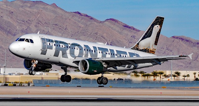 Amerykańska tania linia lotnicza Frontier Airlines planuje wprowadzić nietypową ofertę: roczny bilet lotniczy bez ograniczeń, na wszystkich połączeniach przewoźnika. Na jakie haczyki trzeba zwrócić uwagę? Zdjęcie na licencji CC BY-SA 2.0.