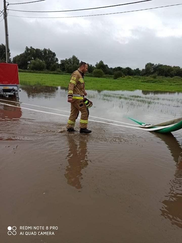 W Kryspinowie strażacy niestrudzenie przepompowywali wody...