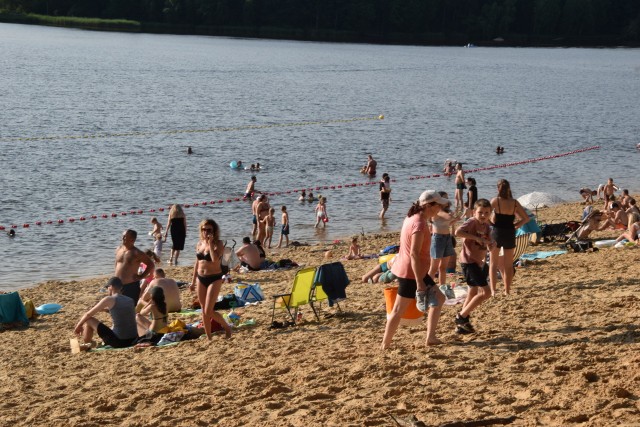 Sporo osób wybrało się w piątek nad zalew w Cedzynie. Zobacz zdjęcia >>>