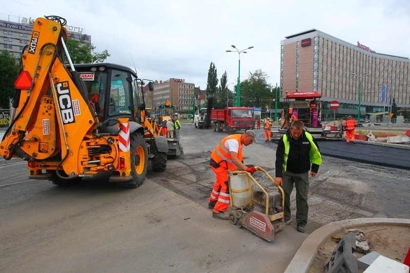 Remont Kaponiery w Poznaniu: Nowa nawierzchnia ciężki sprzęt...