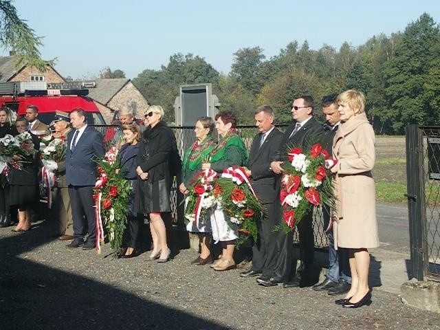Brzeszcze. Uczcili pamięć ofiar masakry Żydówek francuskich z karnej kompanii kobiet KL Auschwitz-Birkenau [ZDJĘCIA]