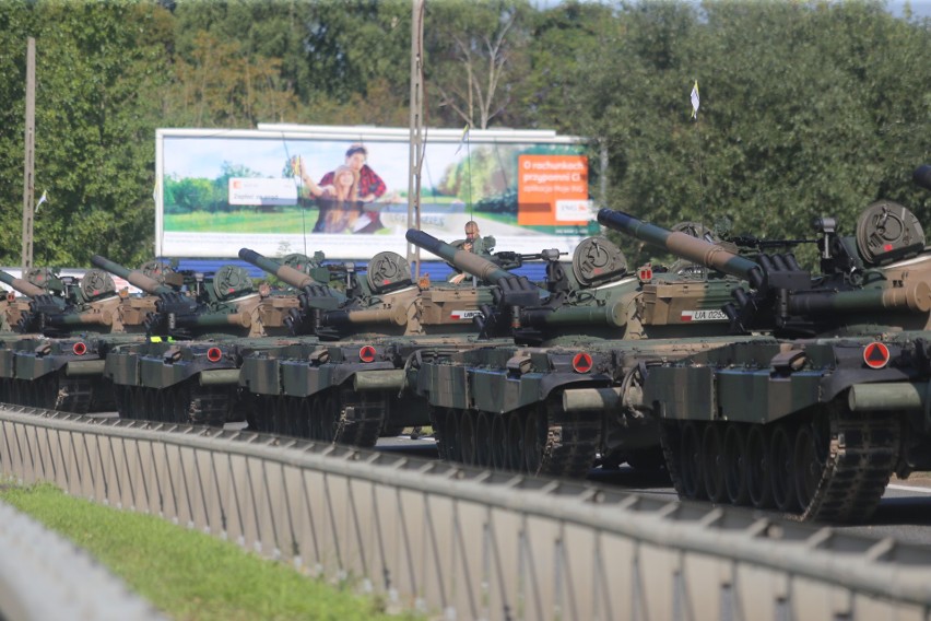 W defiladzie zobaczymy m.in.: czołgi Leopard 2 i kołowe...