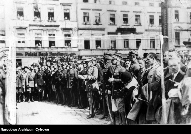 Katowice, sierpień 1922 roku. Odznaczenia Powstańców Śląskich przez Marszałka Józefa Piłsudskiego