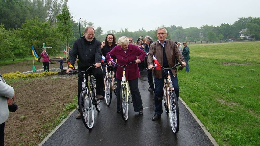 Reprezentanci partnerskich miast Skawiny na trasie rowerowej