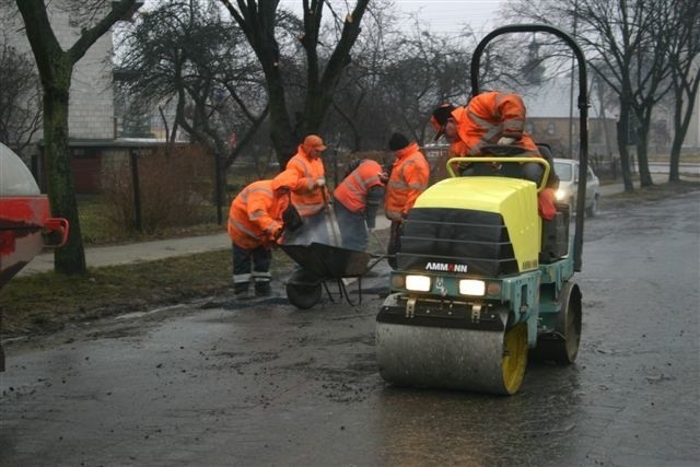 W Skarżysku zaczęto już łatać dziury. Na zdjęciu: remont ulicy Metalowców.