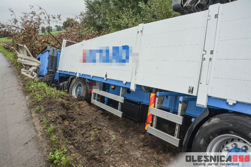 Wypadek trzech aut. Tir zawisł nad rzeką (ZDJĘCIA)