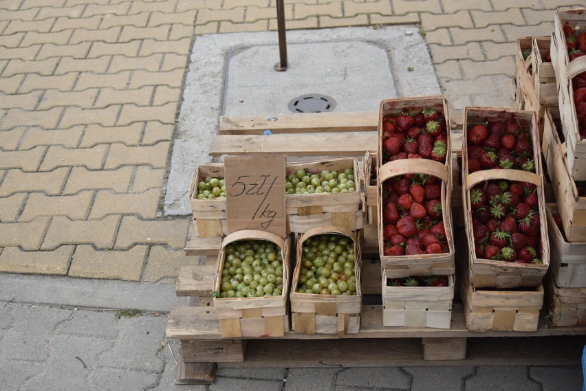 Ceny warzyw i owoców w sobotę na targowisku miejskim w Szydłowcu. Dziesiątki samochodów, setki kupujących. Bardzo duży ruch. ZOBACZ ZDJĘCIA!