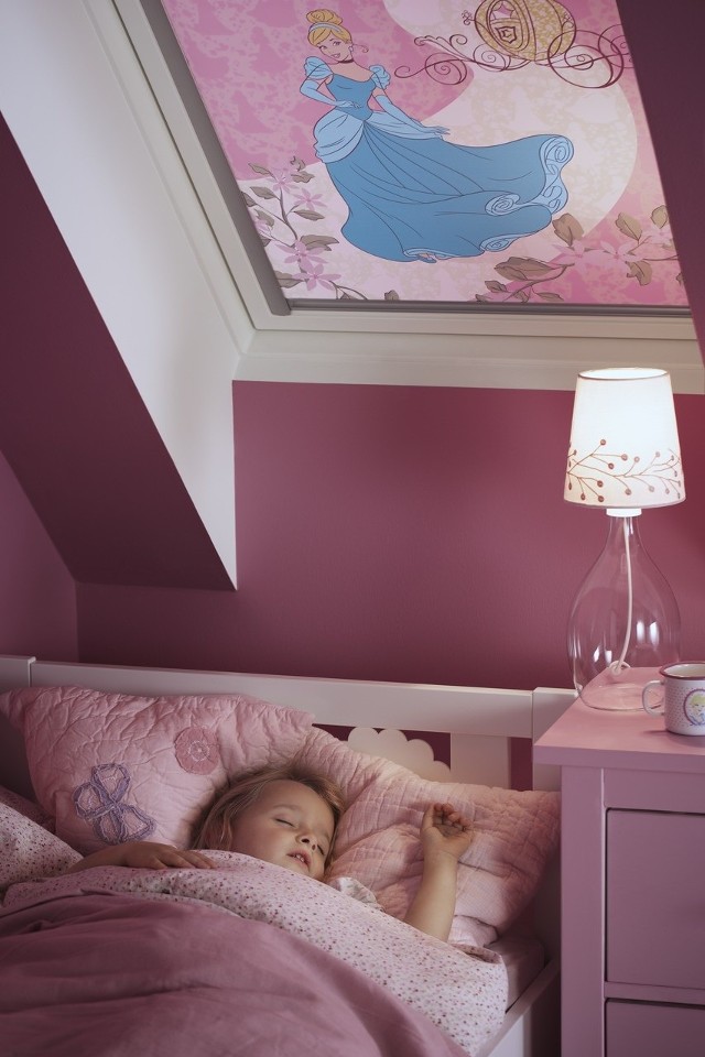 Rolety z wizerunkiem bajkowych postaciJak urządzić pokój, by dziecko nie mało problemów ze snem? (ZDJĘCIA)