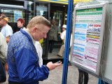 Nieczytelny rozkład jazdy autobusów do Ustki