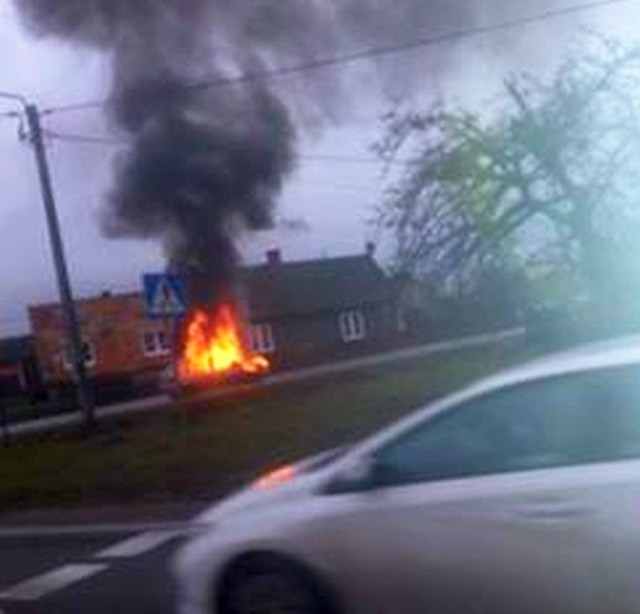 Pożar samochodu w Makowcu koło Skaryszewa.