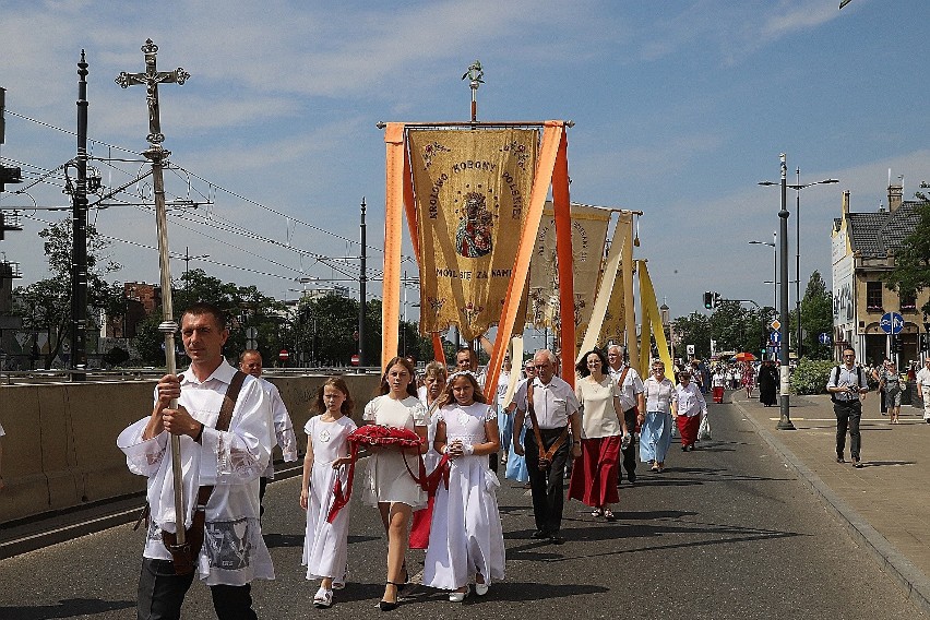 Po raz pierwszy ulicami Łodzi przeszły wspólnoty czterech parafii - pokazali jedność ZDJĘCIA